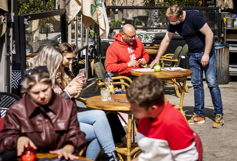 Abolish face masks in bars and restaurants, Flemish hospitality sector says