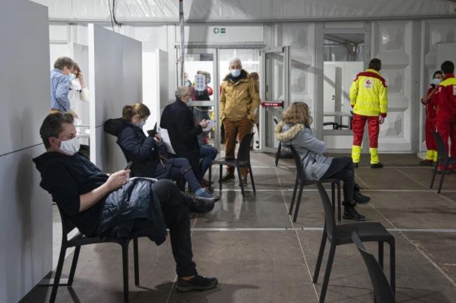 Why Wallonia already invited all adults for vaccination, but Flanders hasn&#8217;t