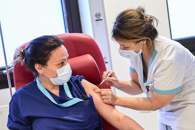 Most vaccinated people in Belgium want compulsory vaccination for healthcare workers