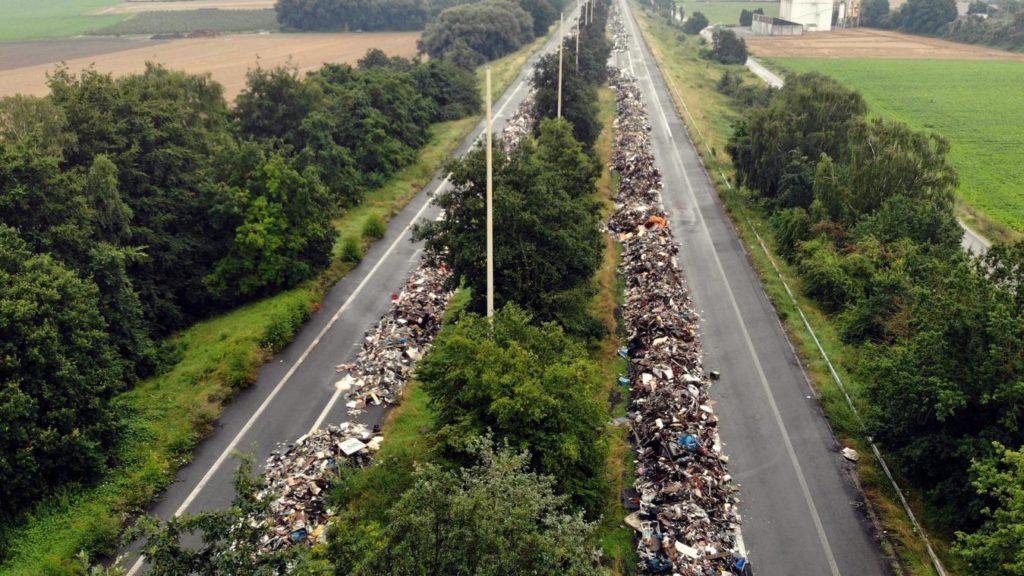 10-kilometre-long waste dump on Liège motorway 1.5 months after floods