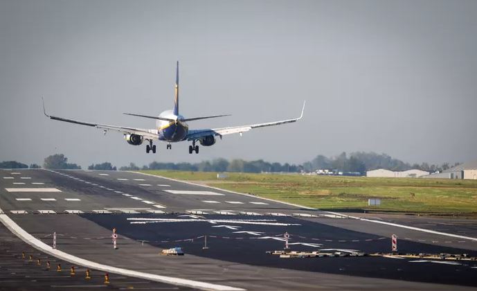 Belgium should add €10 tax on short-haul flights, proposes Finance Minister