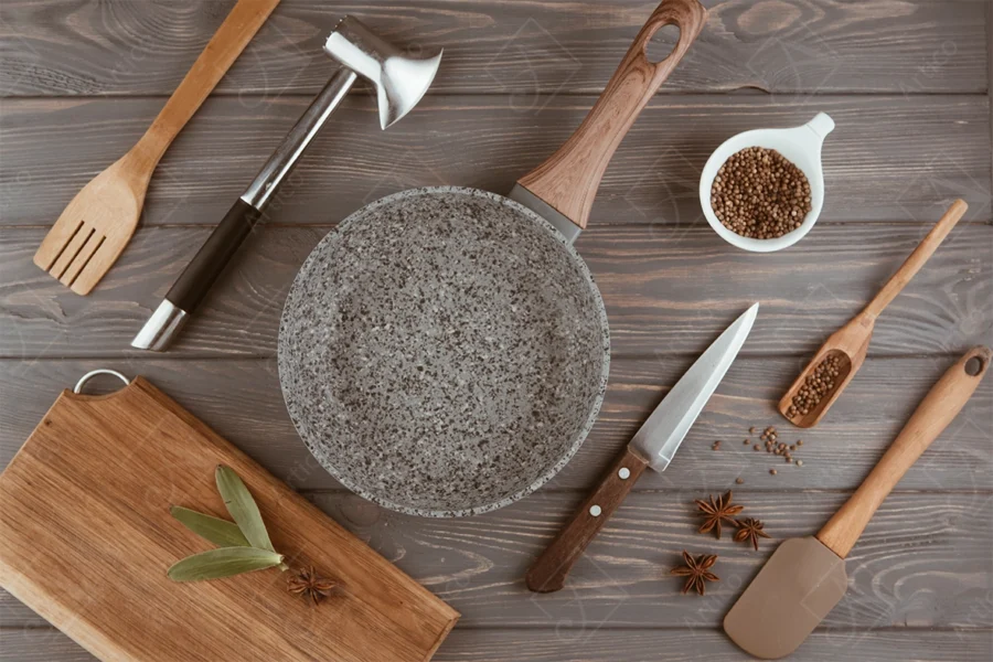 Articoo - Pan and wooden cutlery on a wooden table - Articoo_348443