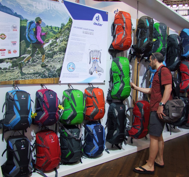 Cédric étudie la nouvelle collection de sacs à dos chez Deuter !