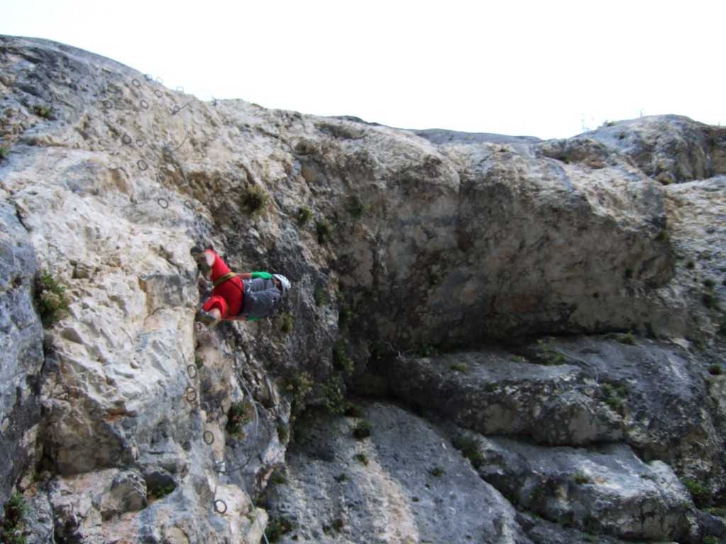 Cédric dans le 1er surplomb dès le départ de la Via