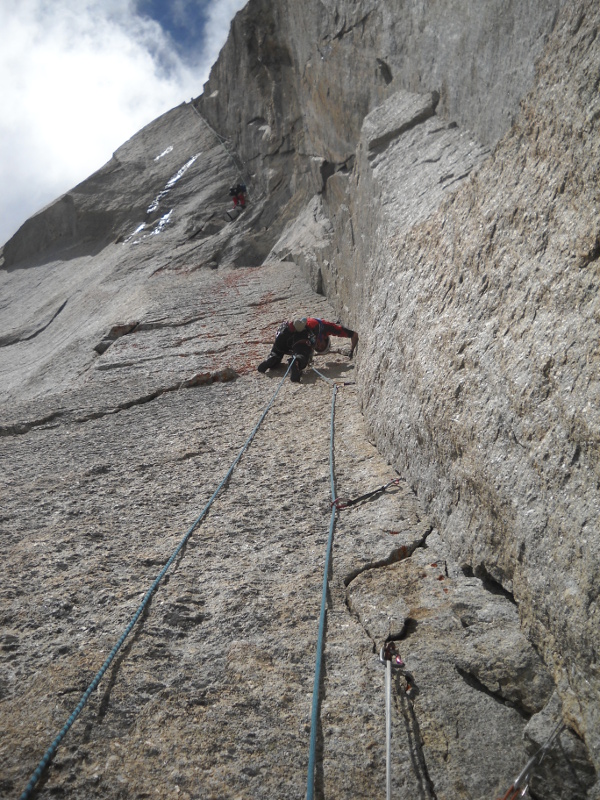 La 4ème longueur, un dièdre finaud en 7a, on peut apercevoir plus haut une autre cordé (des hollandais qu'on a côtoyé un petit moment de l'ascension) dans le crux de la voie: un énorme dièdre déversant.