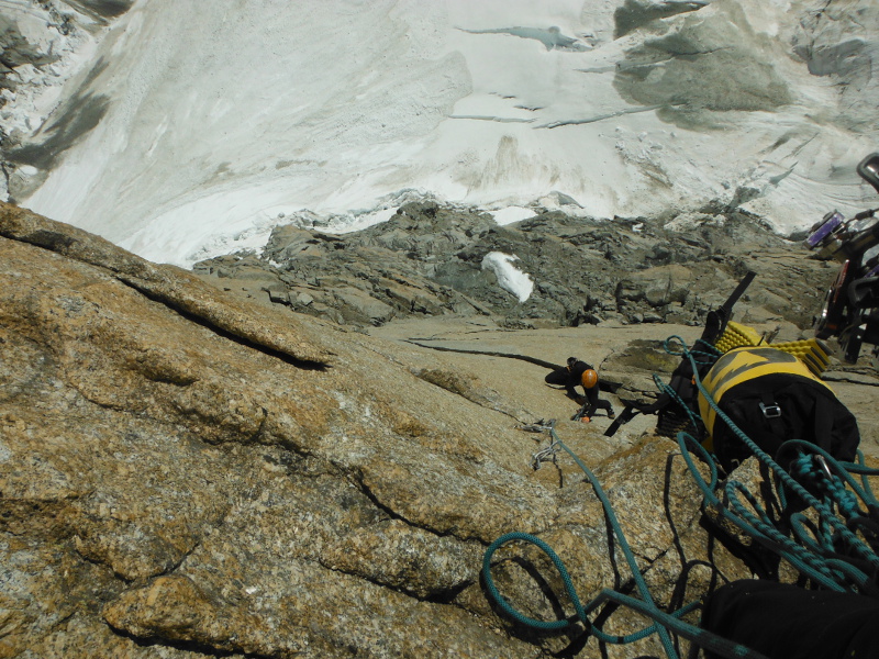 Dans le 7a+ un cailloux magnifique qui contraste avec celui du socle beaucoup moins sain.