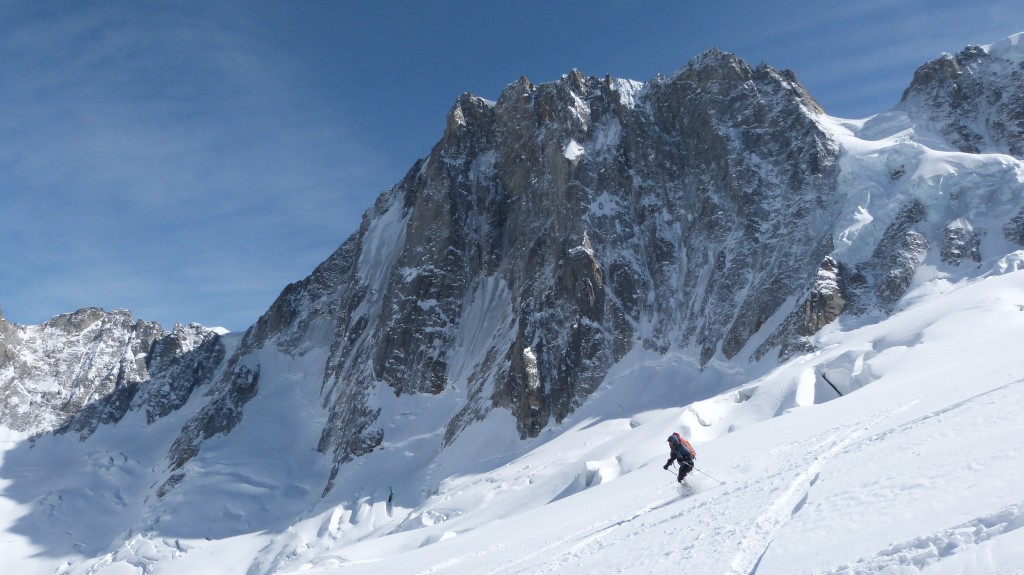 Grand ski sous la face nord des Grandes Jorasses