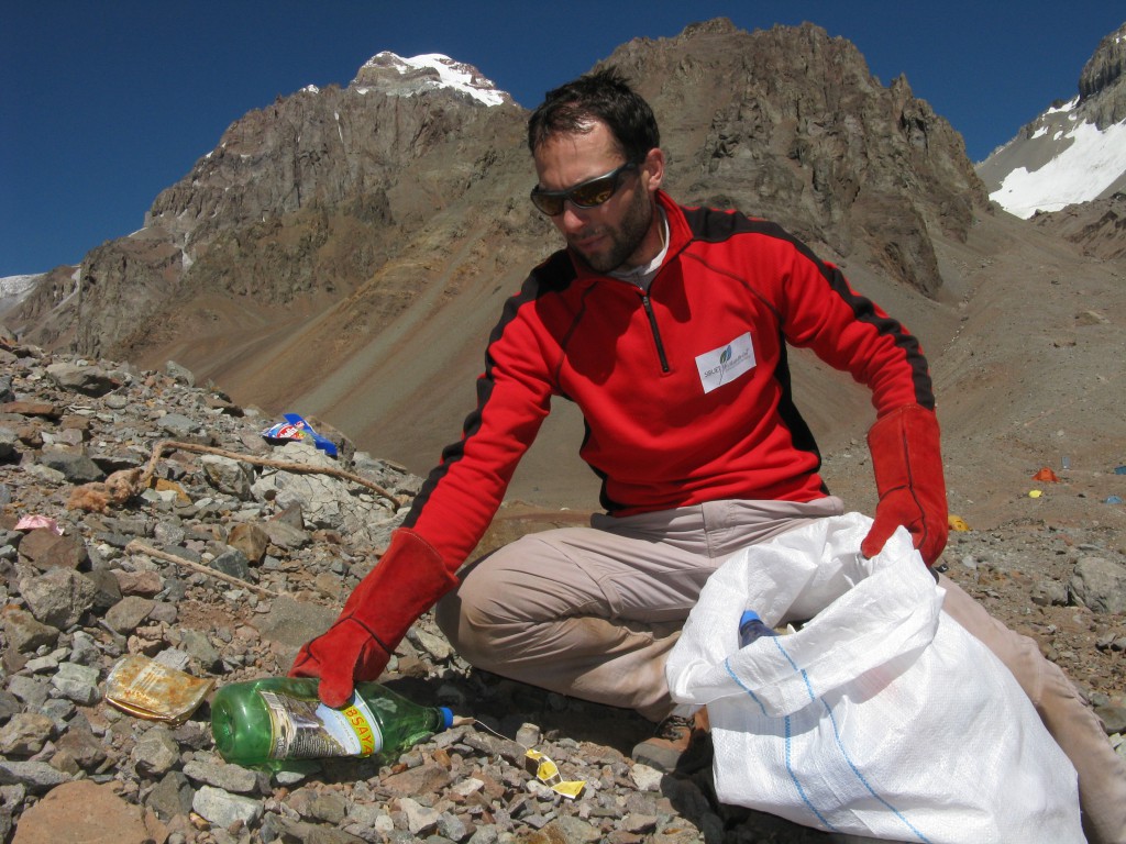 Ramassage des déchets en montagne par Breffni Bolze