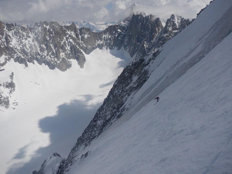 Ski dans couloir nord des Courtes
