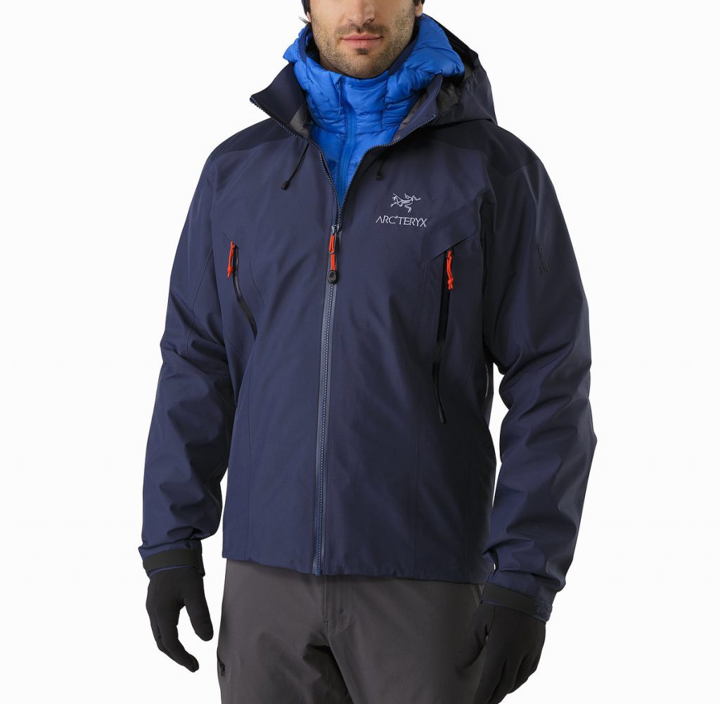 Doudoune Arcteryx Cerium LT Hoody sous une veste Gore-Tex