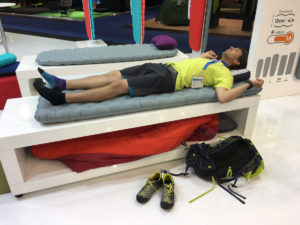 Niels teste le confort du matelas Etherlight XT de Seatosummit