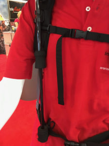 Parapluie de randonnée fixé au sac à dos au niveau de la ceinture et de la bretelle