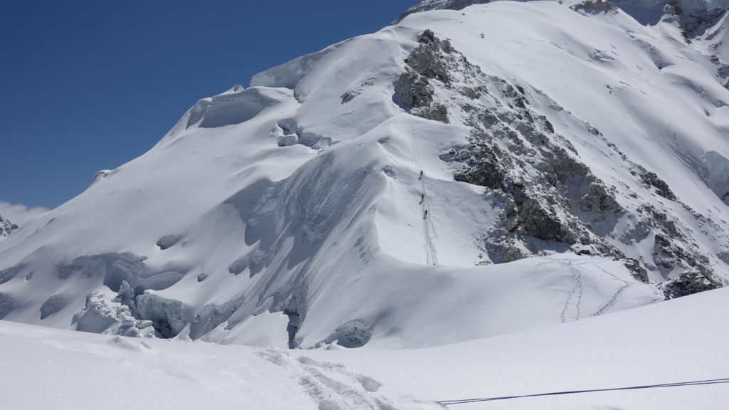 Vue de l'itinéraire du C1 en direction du C2 après une chute de neige fraîche