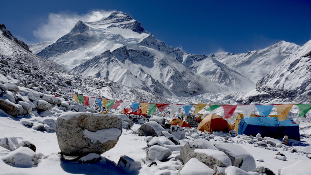 Le camp de base avancé saupoudré par la neige