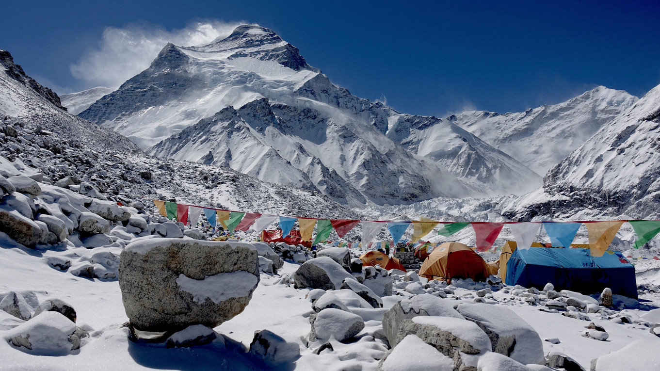 L'explorateur Escalade Une Montagne Avec Le Risque Pour Tomber Sur