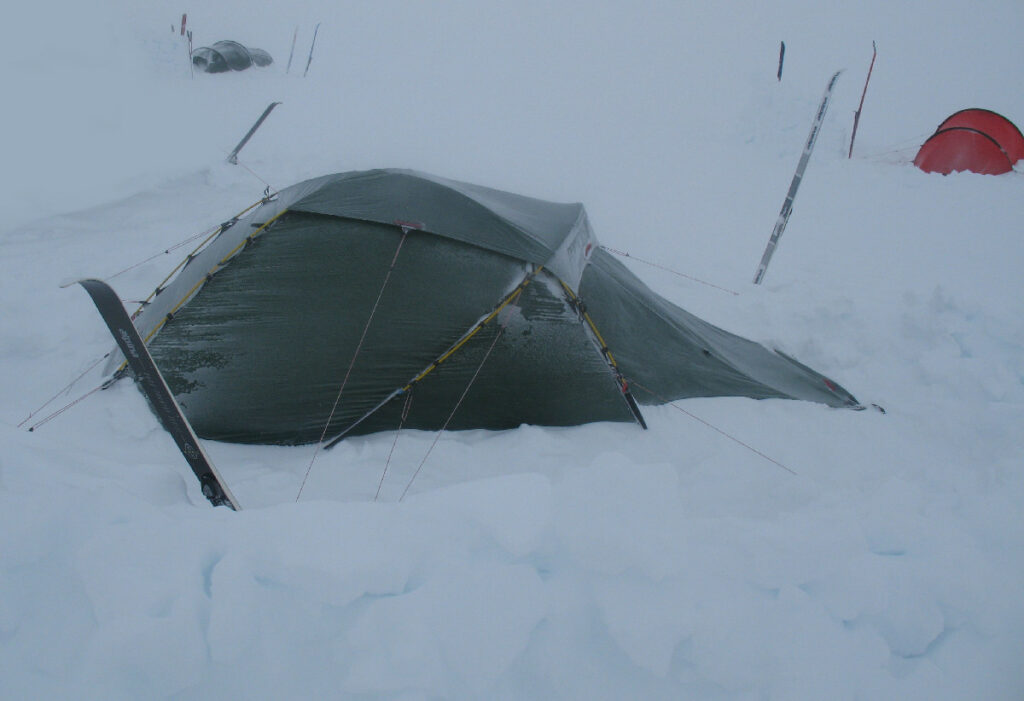 Tente Hilleberg Jannu 2 verte dans la neige