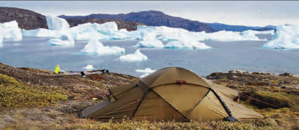 Tente Hilleberg Saivo 3 couleur sand lors d'un trip de 3 mois en kayak autour de Upernarvik