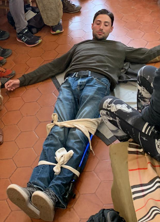 Attelle fabriquée avec un bâton de randonnée