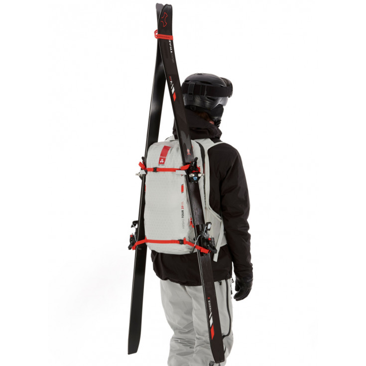 Comment bien porter ses skis de rando sur un sac à dos ?