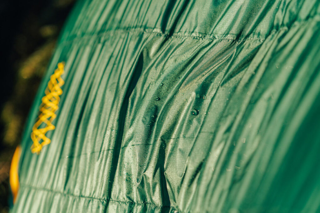 Même si les sacs de couchage en plume sont traités pour être déperlants, il faudra les protéger de l'humidité