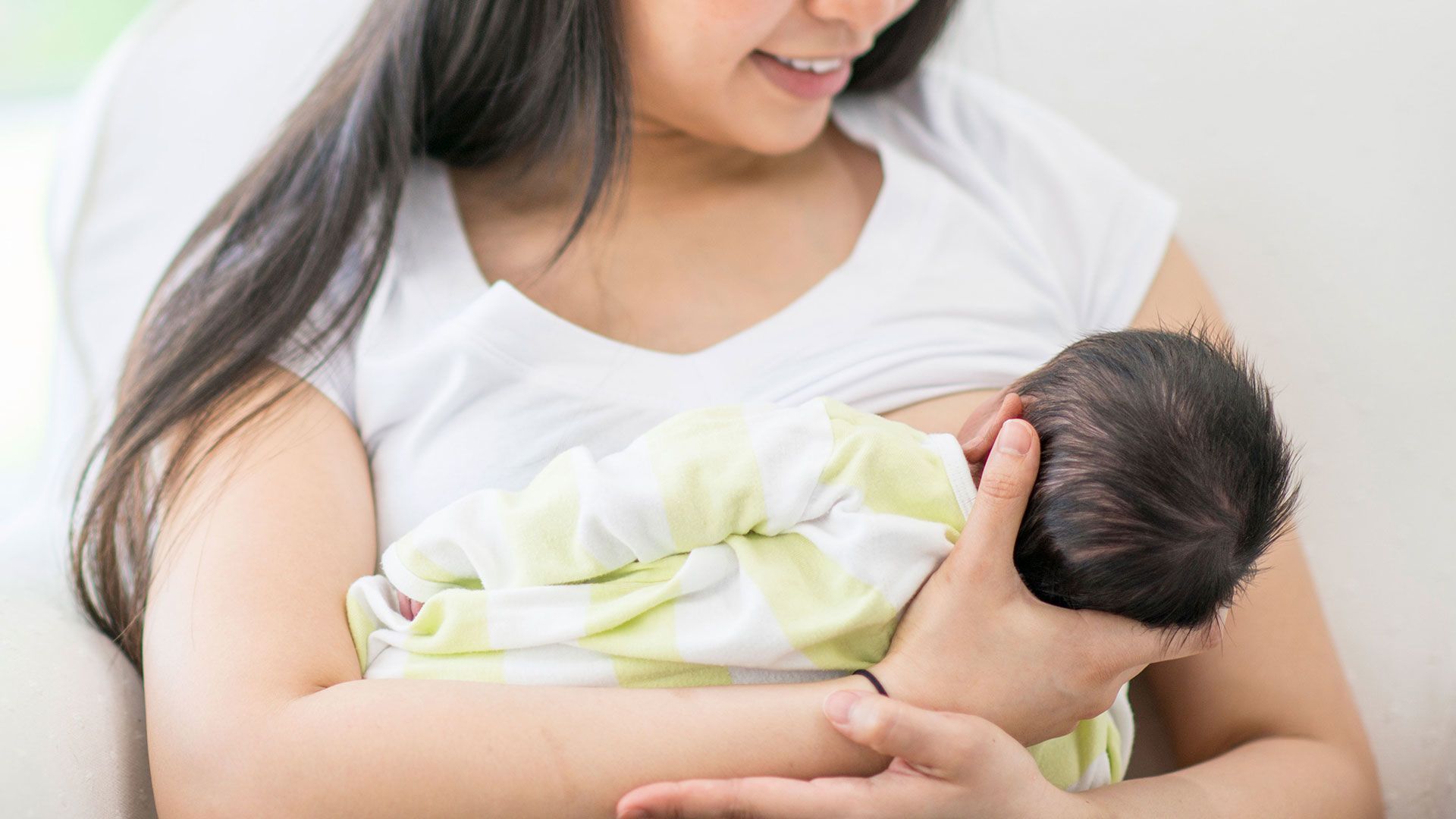 How should you handle breastfeeding around other kids?