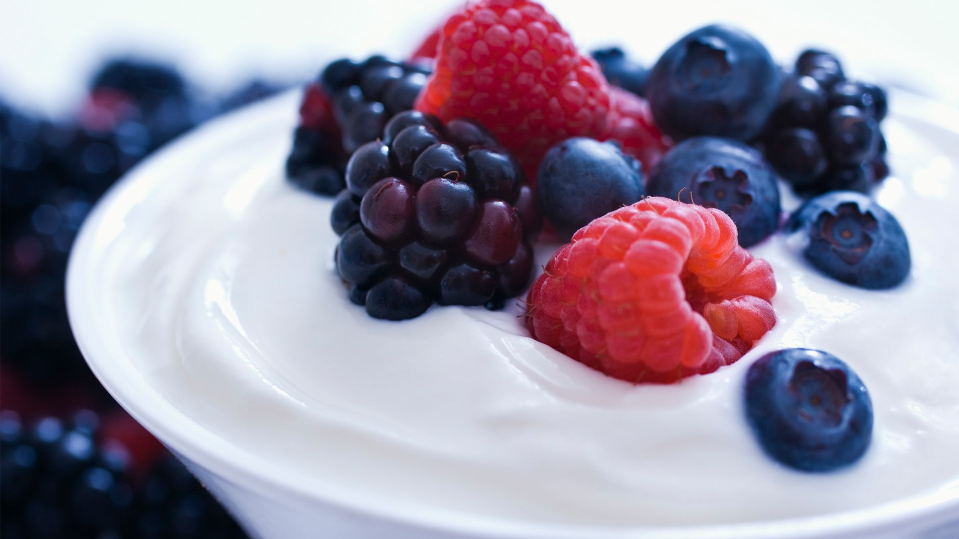 Low-fat sweetened yogurt