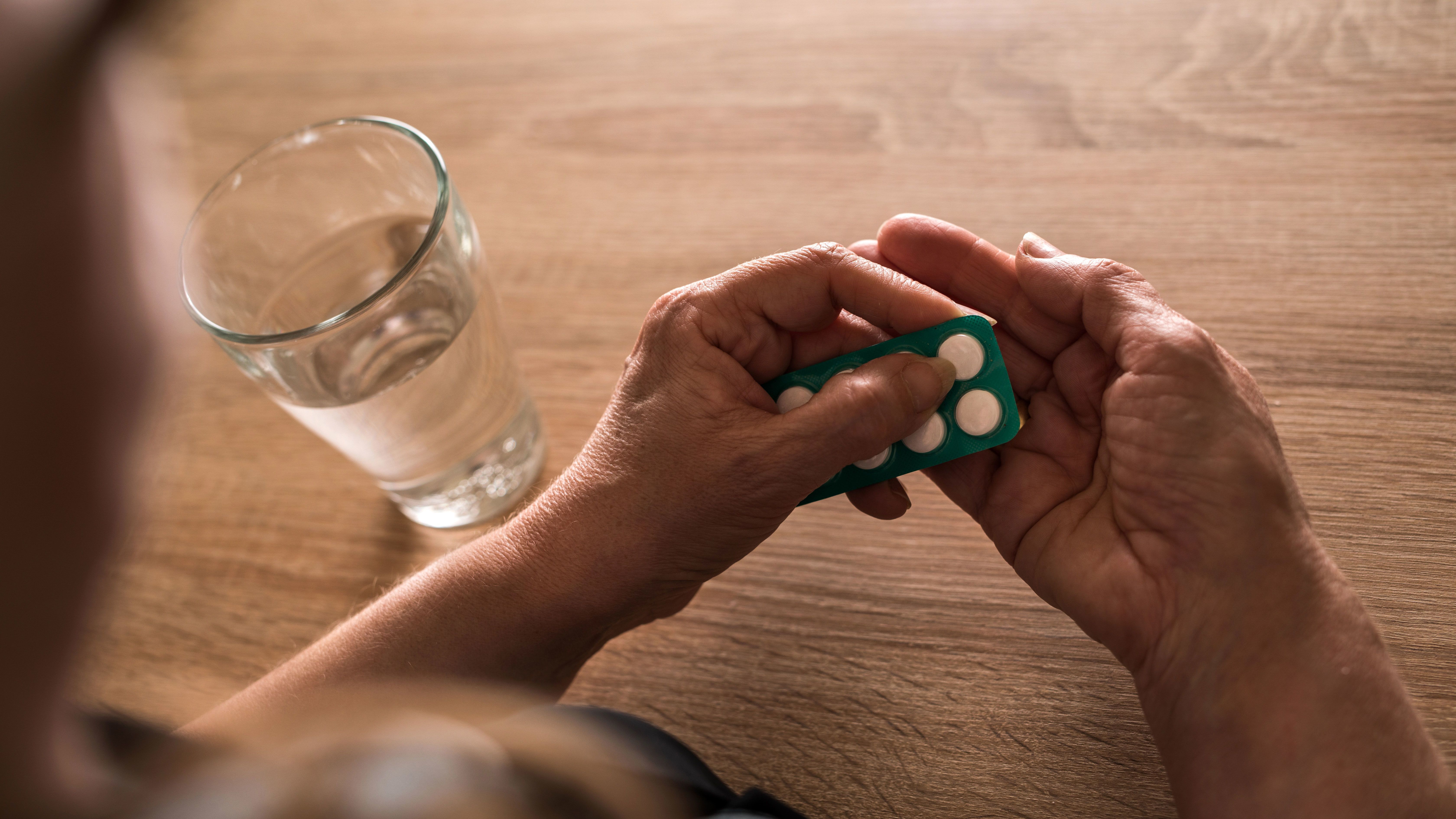 Single-dose pain reliever packets