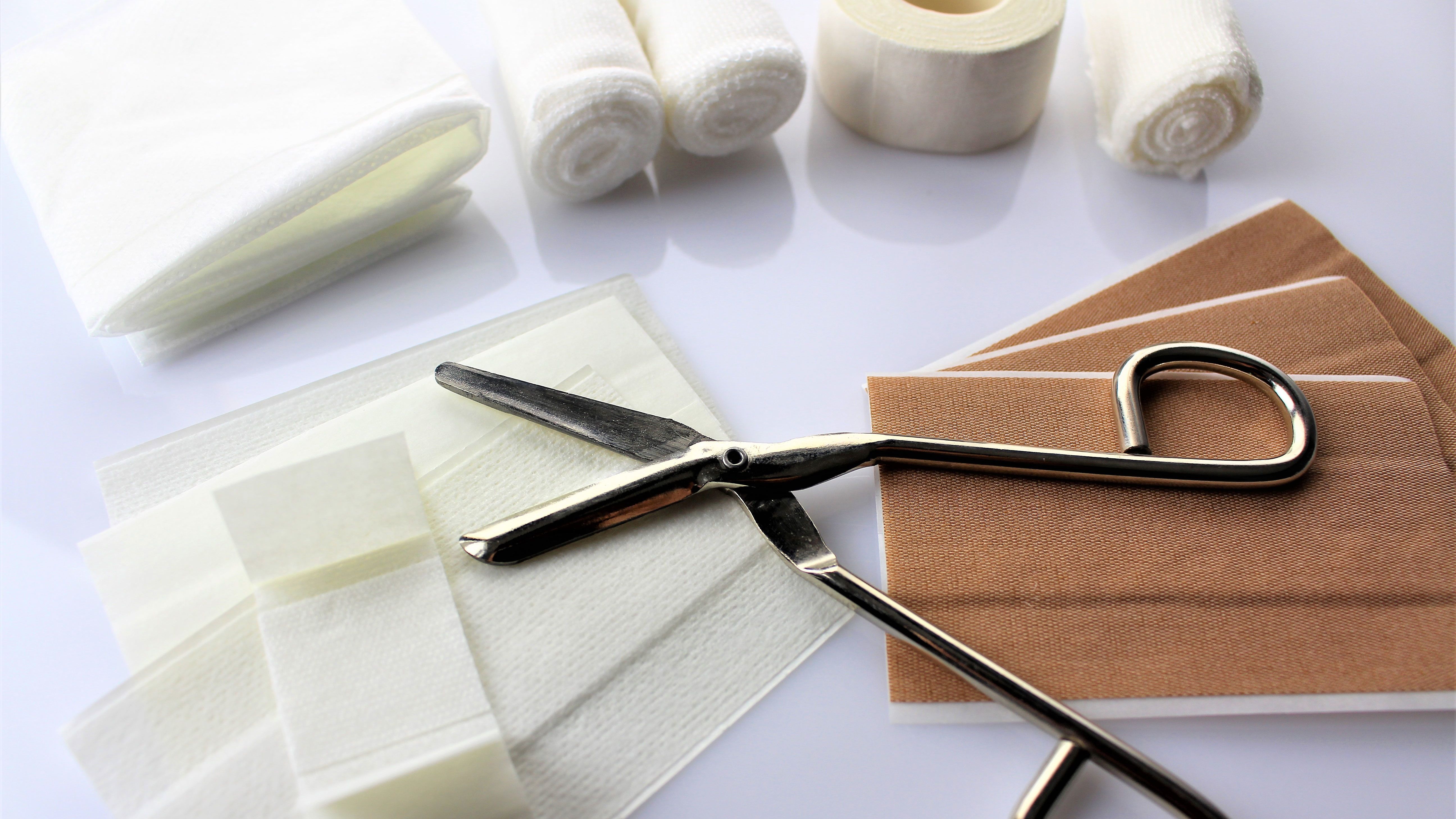 Blunt-edge scissors