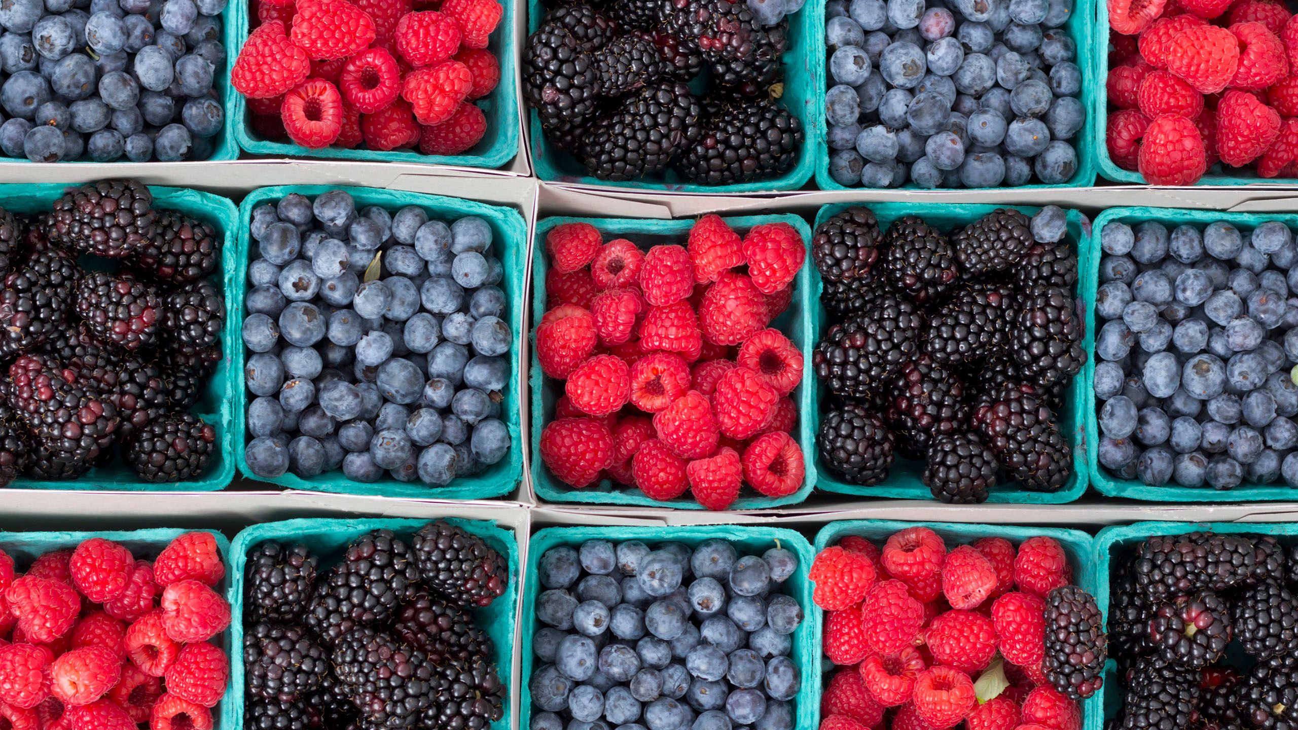 Lower in sugar: Berries