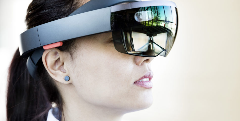 Närbild kvinna med VR-glasögon