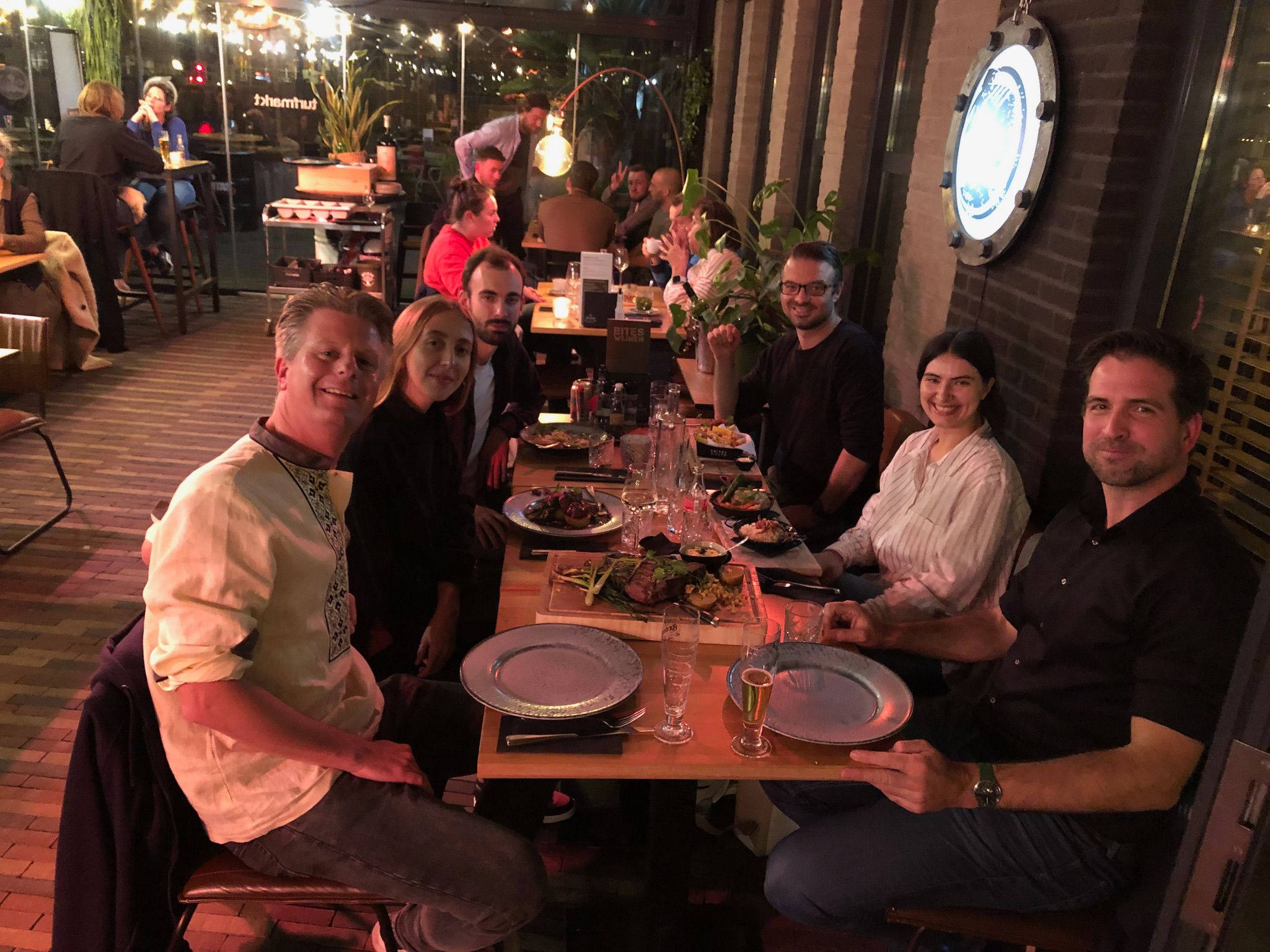 Tableware smiles spark interaction and drinks at "Themhut"