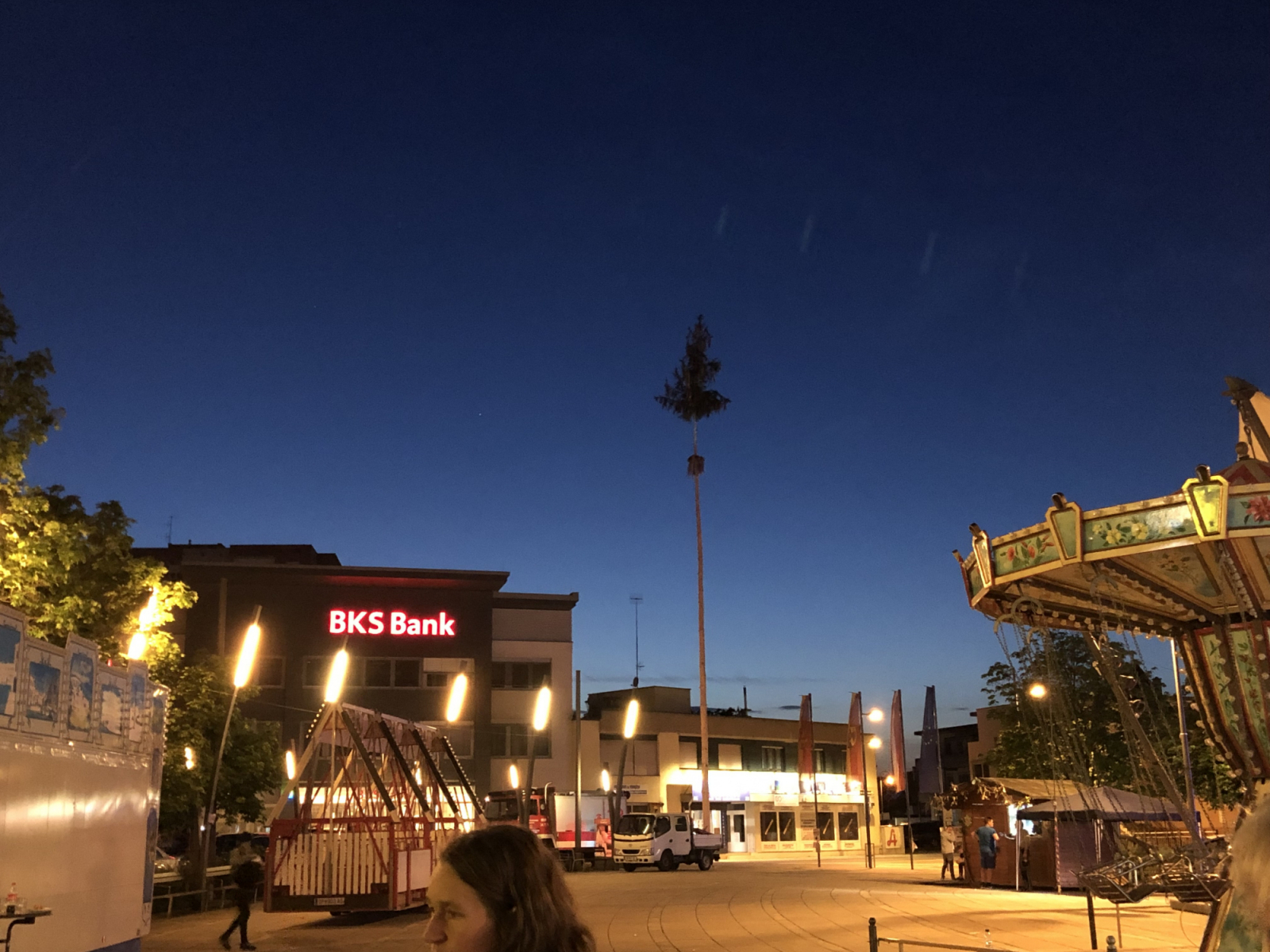 Hauptplatz Oberpullendorf in der Abendstimmung mit Ringelspiel