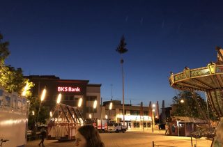 Hauptplatz Oberpullendorf in der Abendstimmung mit Ringelspiel