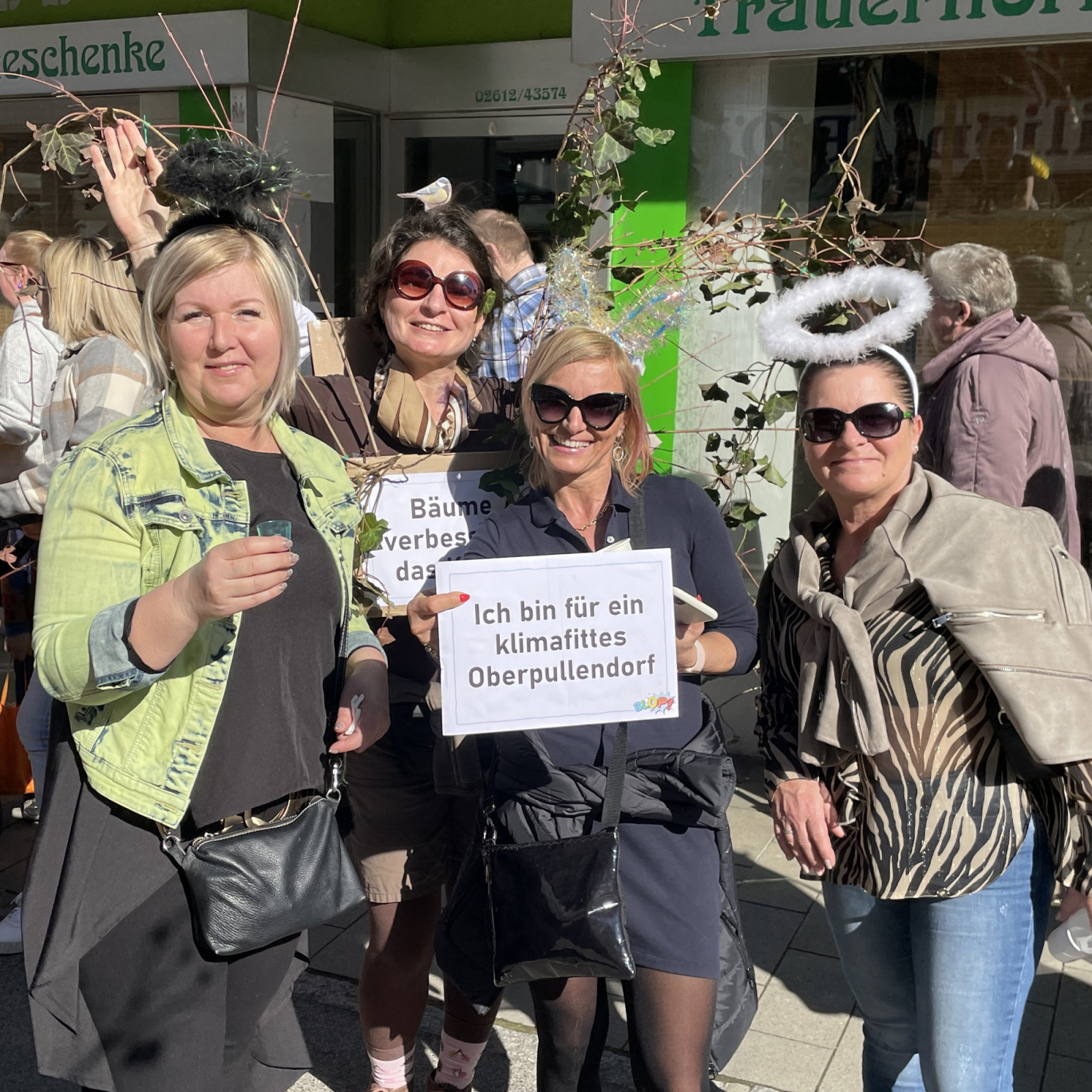 Unterstützung für BLOP! Initiative klimafittes Oberpullendorf 11 - Sonja mit Damenrunde beim Umzug