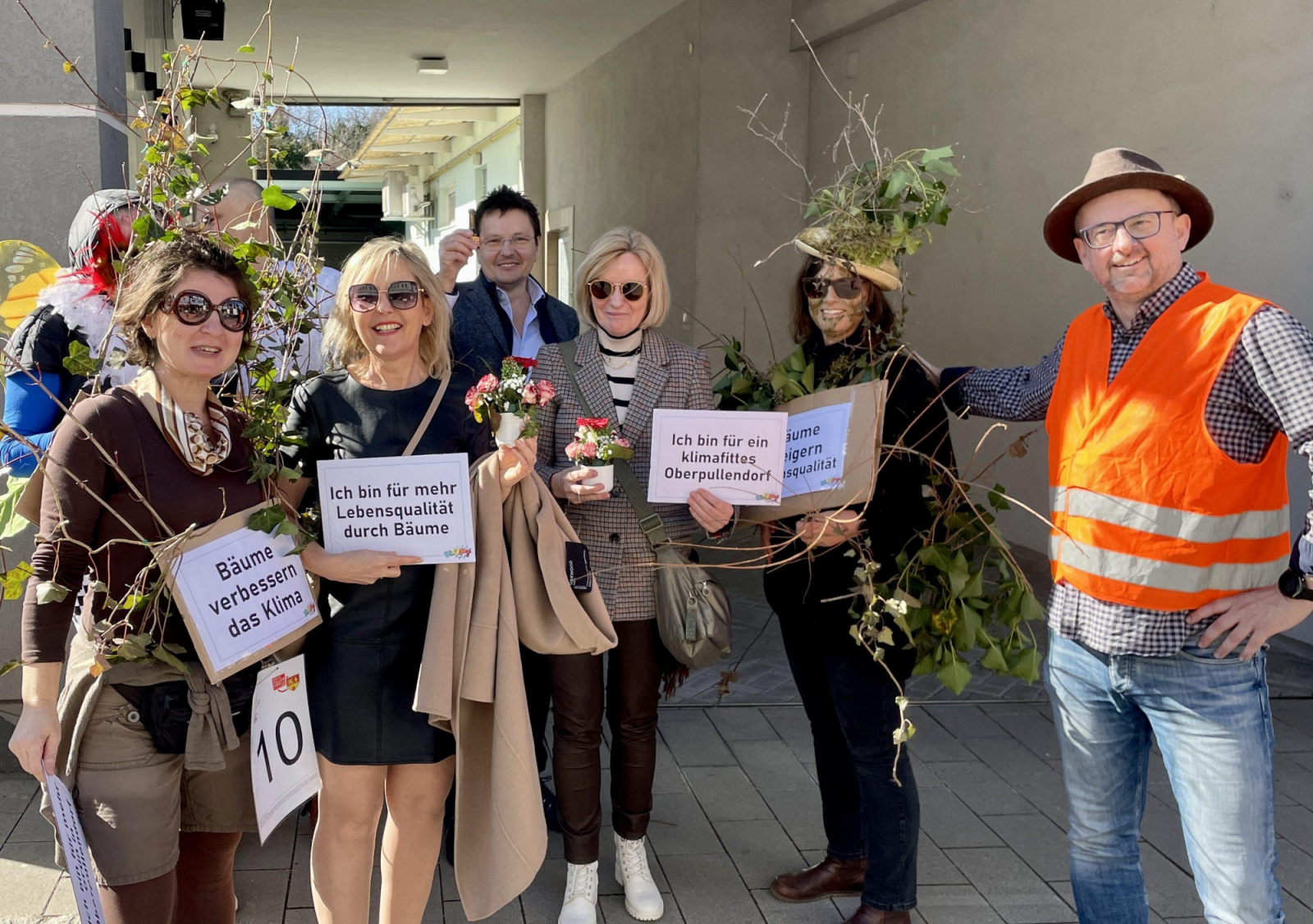 Unterstützung für BLOP! Initiative klimafittes Oberpullendorf 16 - Sonja und Barbara mit Andrea Freyler-Gross und Christian Kantor beim Faschingsumzug
