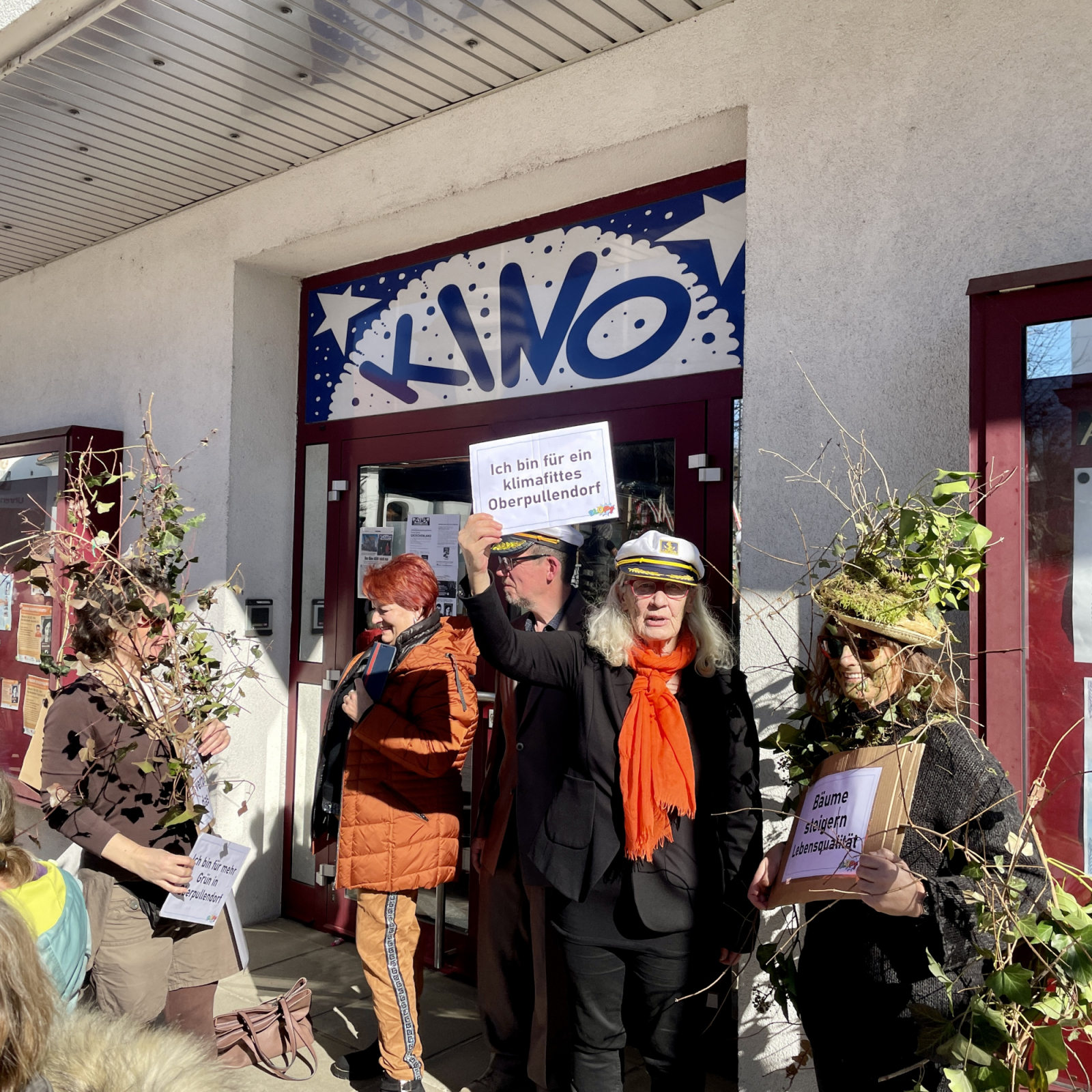 Unterstützung für BLOP! Initiative klimafittes Oberpullendorf 22 - Sonja und Barbara mit Familie Treiber vorm Kino beim Faschingsumzug