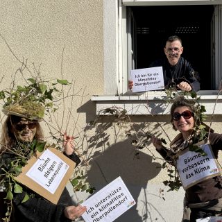 Unterstützung für BLOP! Initiative klimafittes Oberpullendorf 04 - Barbara und Sonja mit Polizist Ronald Subotits