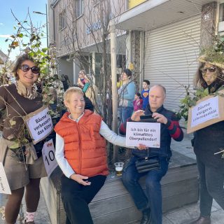 Unterstützung für BLOP! Initiative klimafittes Oberpullendorf 14 - Sonja und Barbara mit Paar beim Faschingsumzug