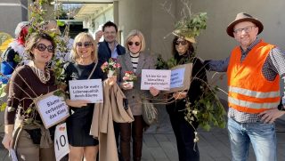 Unterstützung für BLOP! Initiative klimafittes Oberpullendorf 16 - Sonja und Barbara mit Andrea Freyler-Gross und Christian Kantor beim Faschingsumzug