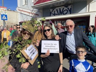 Unterstützung für BLOP! Initiative klimafittes Oberpullendorf 20 - Sonja mit Familie Gradwohl beim Faschingsumzug