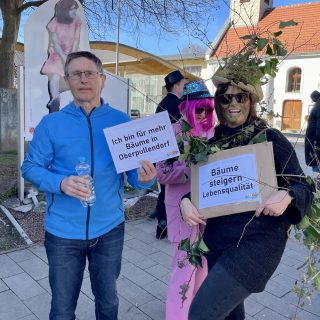 Unterstützung für BLOP! Initiative klimafittes Oberpullendorf 22 - Barbara mit Familie Pfneiszl beim Faschingsumzug