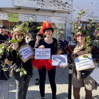 Unterstützung für BLOP! Initiative klimafittes Oberpullendorf 23 - Barbara und Sonja mit Claudia Krecht beim Faschingsumzug