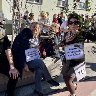 Unterstützung für BLOP! Initiative klimafittes Oberpullendorf 25 - Sonja mit Gerti beim Faschingsumzug