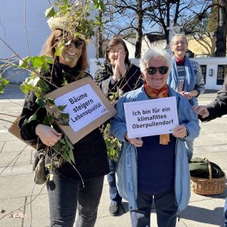Unterstützung für BLOP! Initiative klimafittes Oberpullendorf 27 - Barbara mit Pensionistin beim Faschingsumzug