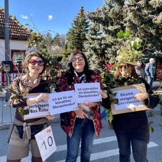 Unterstützung für BLOP! Initiative klimafittes Oberpullendorf 31 - Sonja und Barbara mit Trixi Fischer-Pochtler beim Faschingsumzug