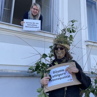 Unterstützung für BLOP! Initiative klimafittes Oberpullendorf 34 - Barbara mit Unterstützerin beim Faschingsumzug