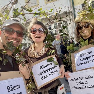 Unterstützung für BLOP! Initiative klimafittes Oberpullendorf 36 - Didi, Sonja und Barbara beim Faschingsumzug