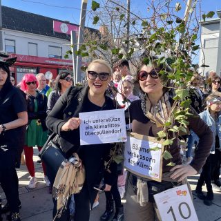 Unterstützung für BLOP! Initiative klimafittes Oberpullendorf 40 - Sonja mit Sheena Hausmann beim Faschingsumzug