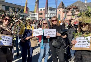 Unterstützung für BLOP! Initiative klimafittes Oberpullendorf 41 - Sonja und Barbara Unterstützerinnen beim Faschingsumzug