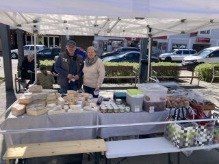 Genussmarkt Oberpullendorf Familie Heuschober mit Käse und verschiedenen anderen Produkten